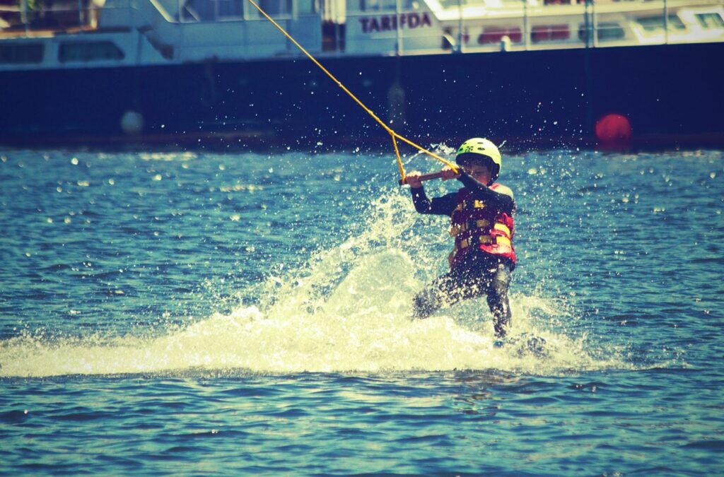 Czym cechuje się narciarstwo wodne?